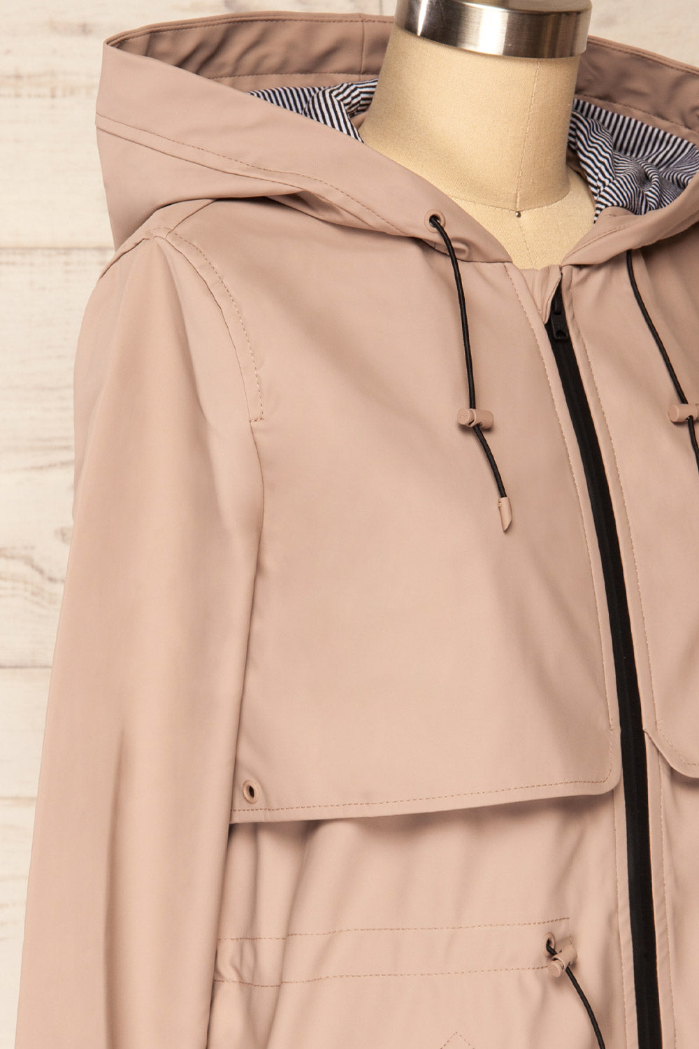 Kharokopion Hooded Raincoat w/ Drawstring | La petite garçonne  side close-up