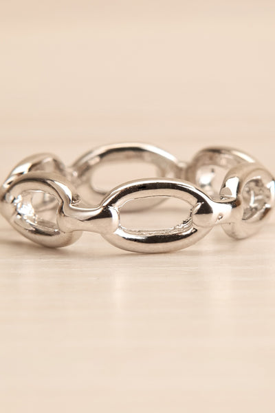 Kietrz Argent Fine Chain Links Textured Ring flat close-up | La Petite Garçonne