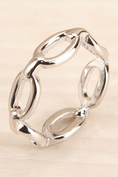 Kietrz Argent Fine Chain Links Textured Ring close-up | La Petite Garçonne