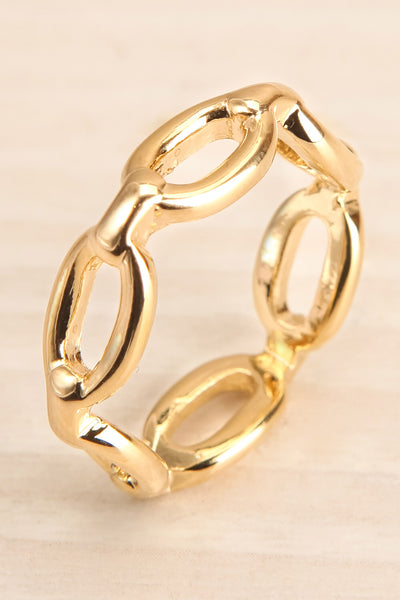 Kietrz Or Fine Chain Links Textured Golden Ring close-up | La Petite Garçonne