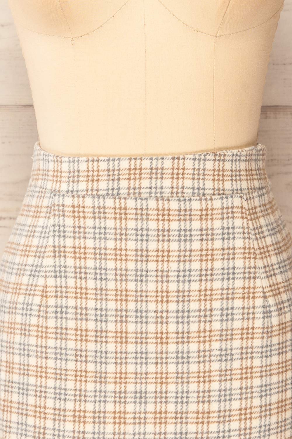 Knaresborough Short Plaid A-Line Skirt | La petite garçonne front close-up 