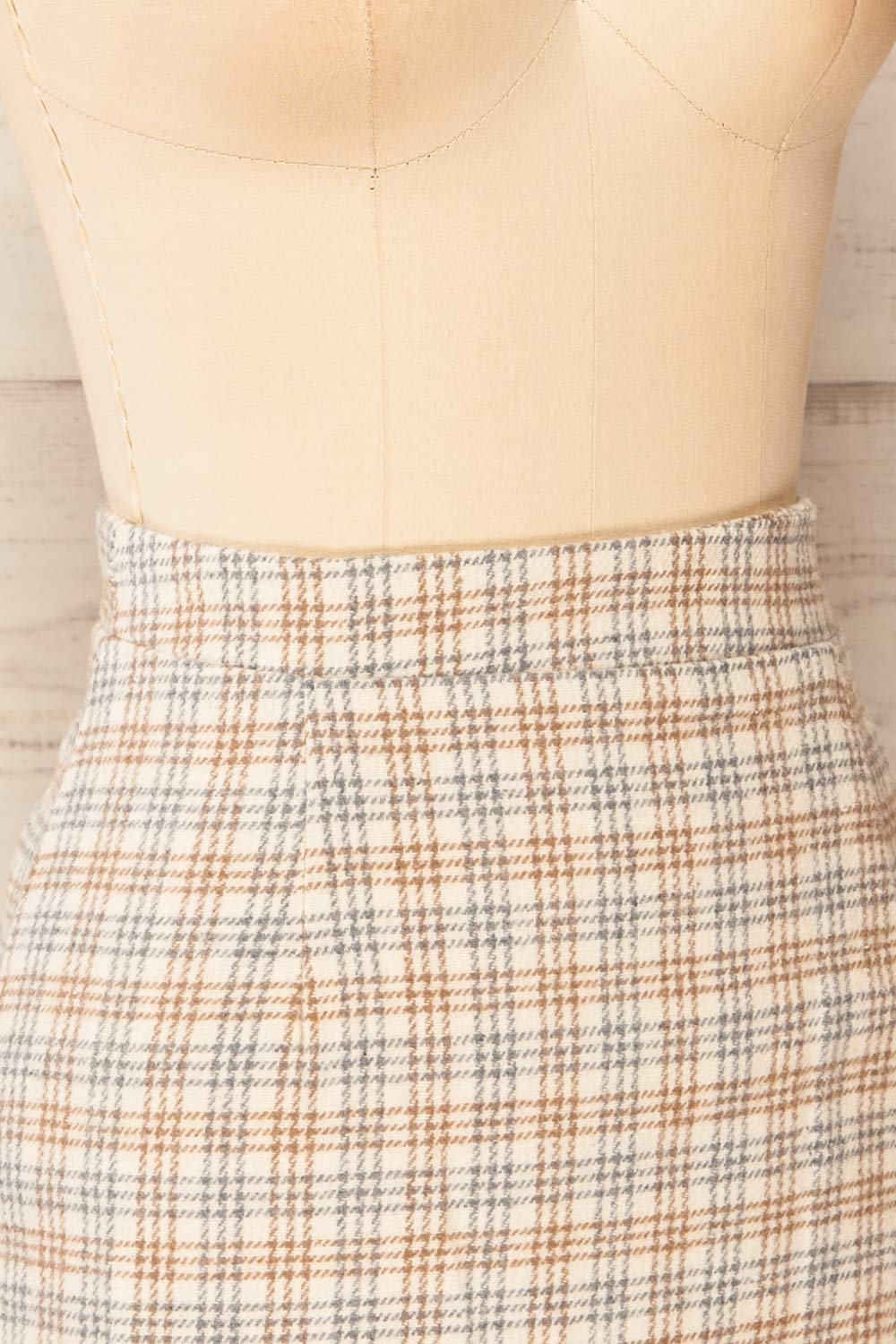 Knaresborough Short Plaid A-Line Skirt | La petite garçonne side close-up