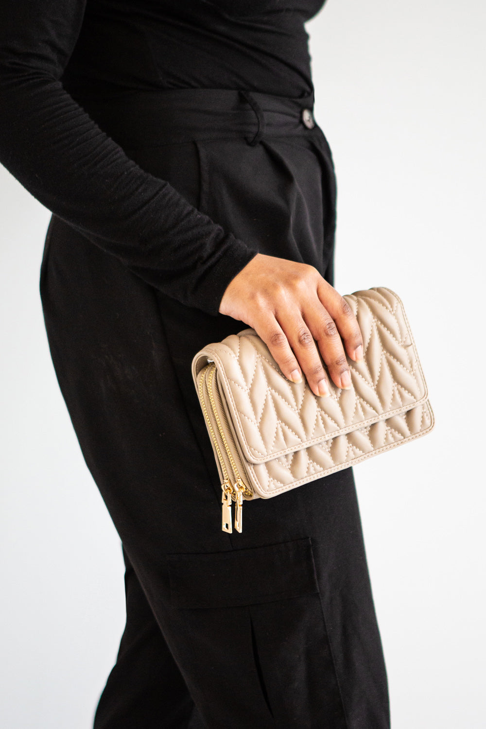 Krypt Black Quilted Crossbody Bag | La petite garçonne model