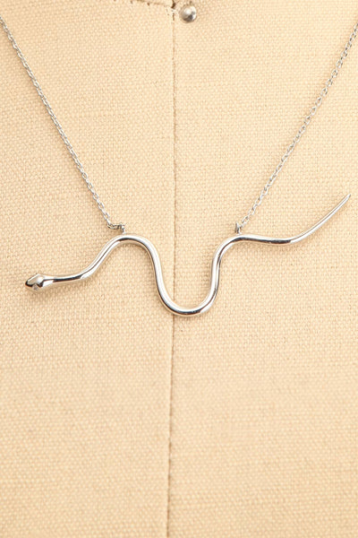 Lakhideamani Silver Snake Necklace | La petite garçonne close-up