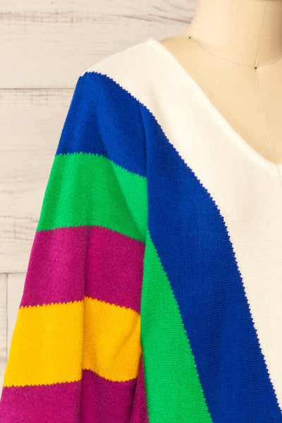 Larot Colourful Knit Sweater w/ V-Neck | La petite garçonne side close-up