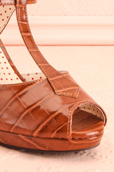 Laurentine Brown Retro Heels | Talons Rétro | Boutique 1861 front close-up