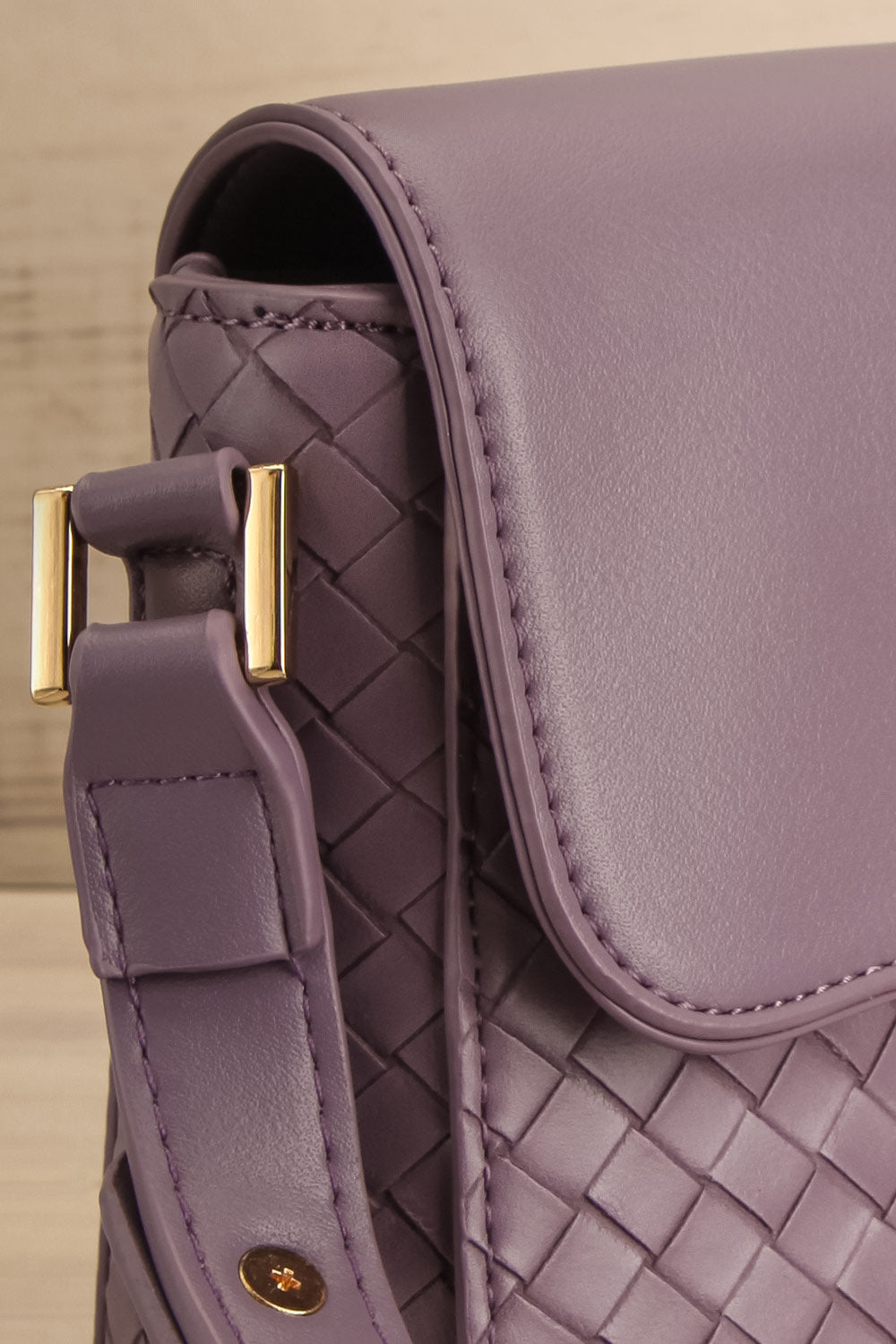 Lawrence Mauve Woven Texture Handbag | La petite garçonne side close-up