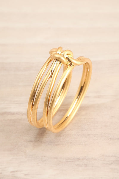 Ledziny Minimalist Knotted Golden Ring | La petite garçonne close-up