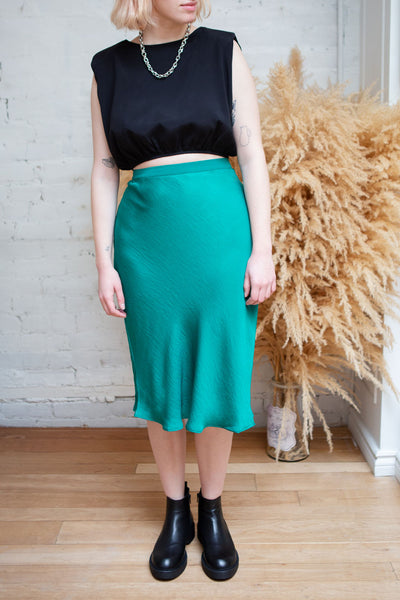 Nikaia Black Silky High-Waisted Midi Skirt | La petite garçonne model