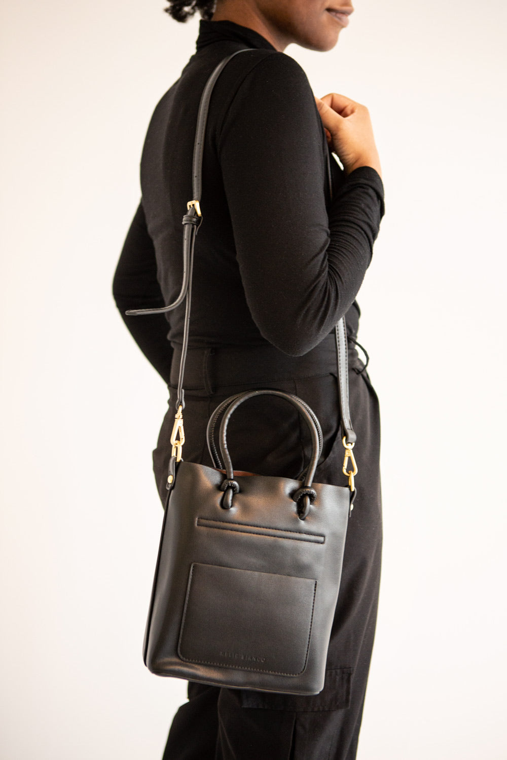 Linrot Black Small Vegan Leather Tote Bag | La petite garçonne model
