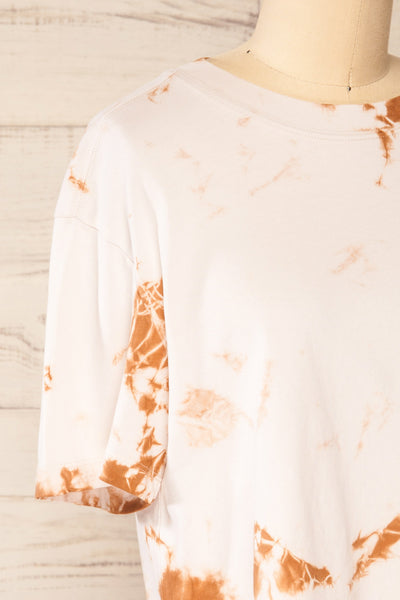 Lipik Beige Cropped Tie-Dye T-Shirt | La petite garçonne side close-up