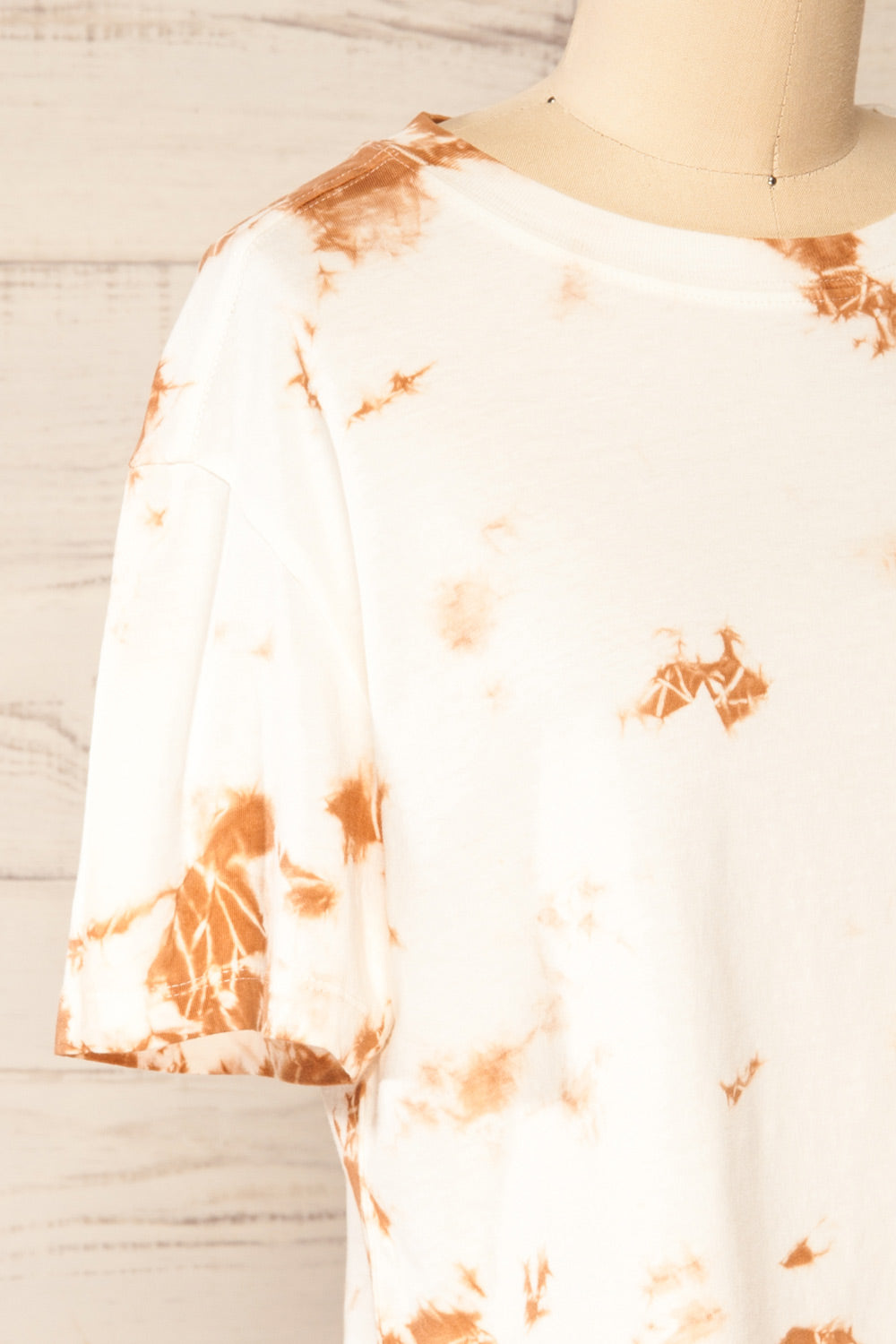 Lipik Cream Cropped Tie-Dye T-Shirt | La petite garçonne side close-up