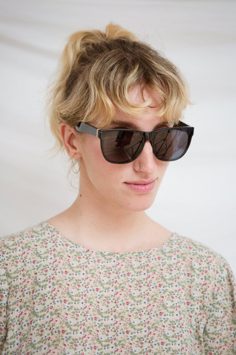 Lujan Glossy Sunglasses | La Petite Garçonne model