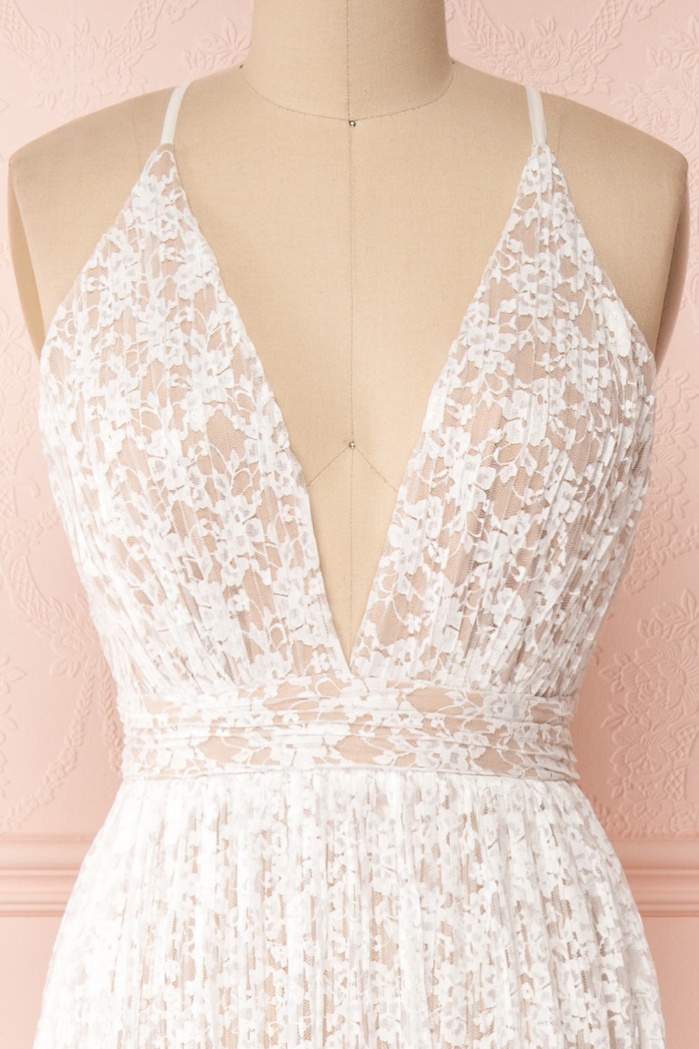 Mairead White Maxi Dress | Robe longue | Boutique 1861 front close-up
