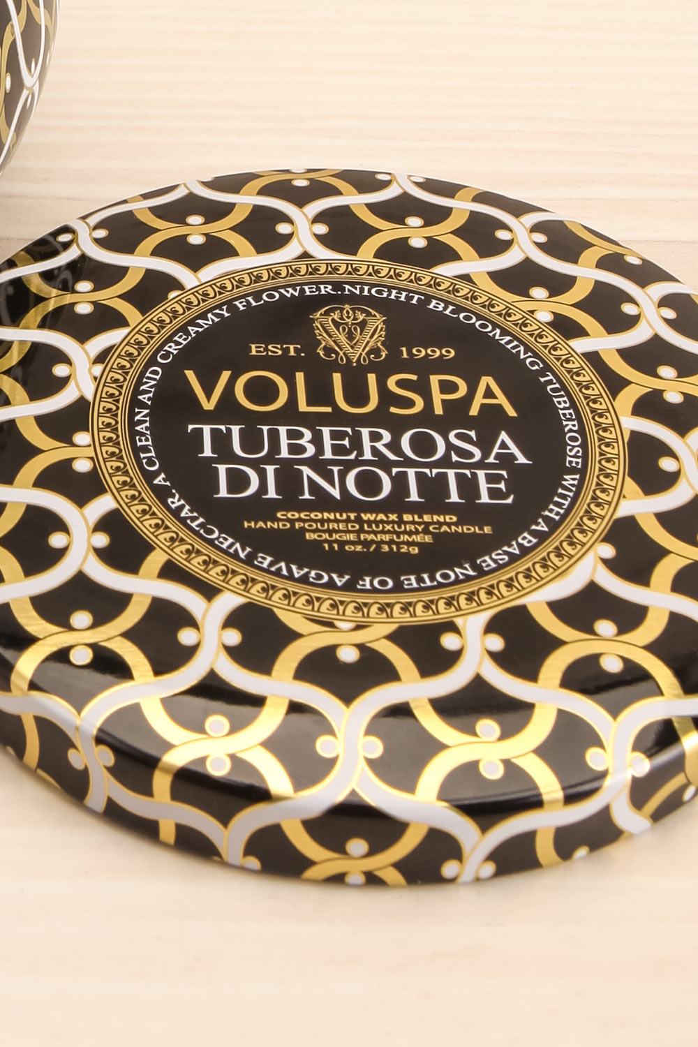 Maison Tin Candle Tuberosa Di Notte | Voluspa | La petite garçonne lid close-up