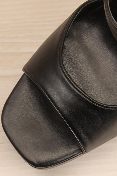 Mariguana Black Platform Heeled Sandals | La petite garçonne flat close-up