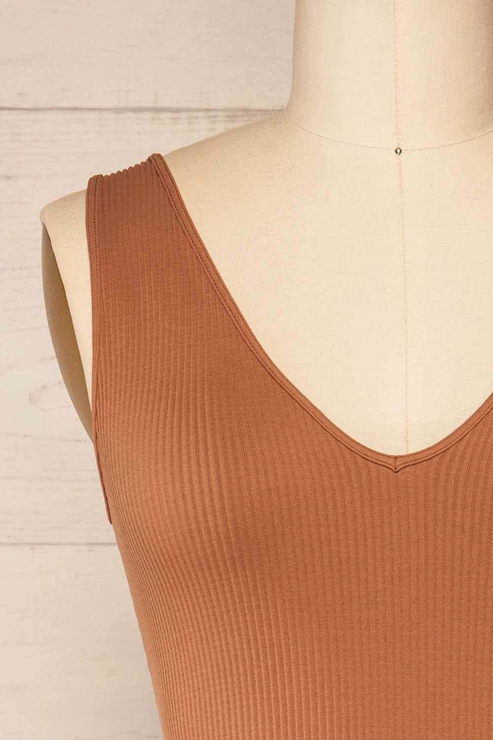 Maya Caramel Ribbed V-Neck Bodysuit | La petite garçonne front close-up