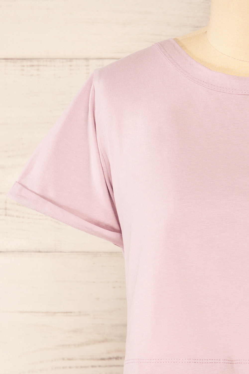 Mekenikon Cropped T-Shirt w/ Twisted Back | La petite garçonne front close-up