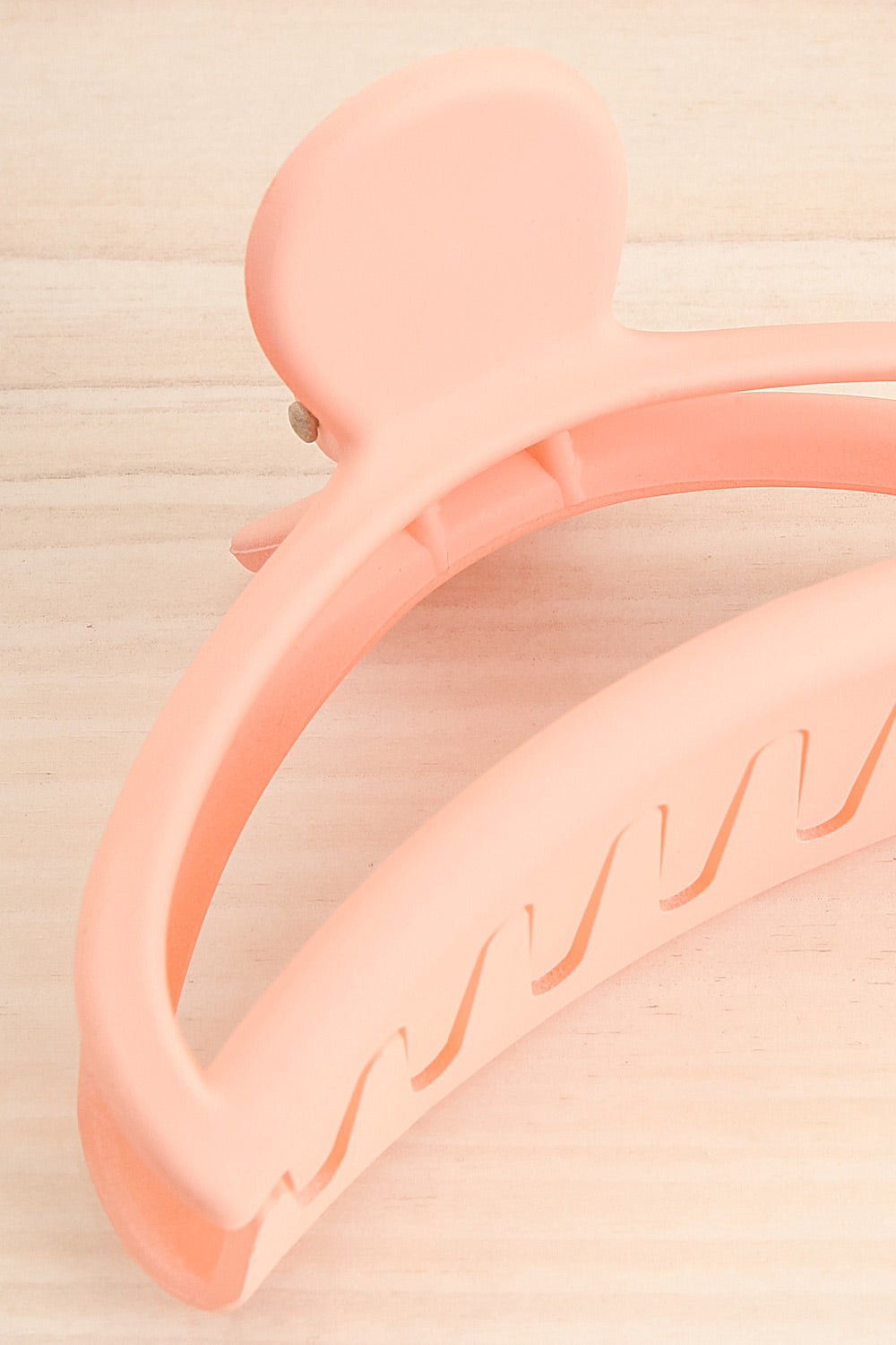 Meron Pink Hair Claw Clip | La petite garçonne close-up