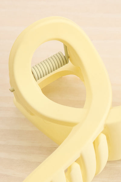 Merytaz Light Yellow Claw Clip | La petite garçonne close-up