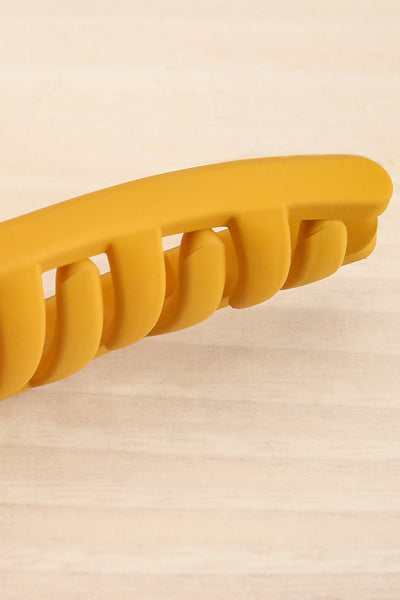 Merytaz Mustard Hair Claw Clip | La petite garçonne details