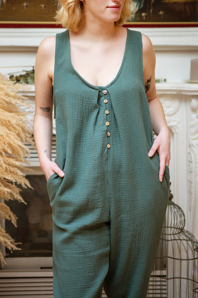 Miass Green Sleeveless Button-Up Jumpsuit | La petite garçonne model
