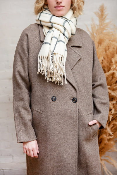 Mikkeli Midi Brown Wool Coat with Pockets | La petite garçonne model