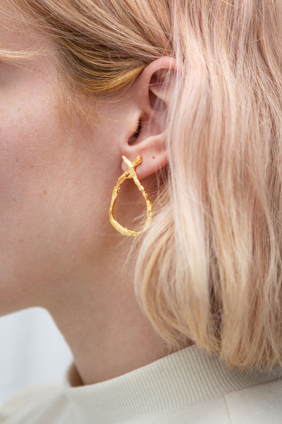 Montaquila Textured Gold Hoop Pendant Earrings | La Petite Garçonne model