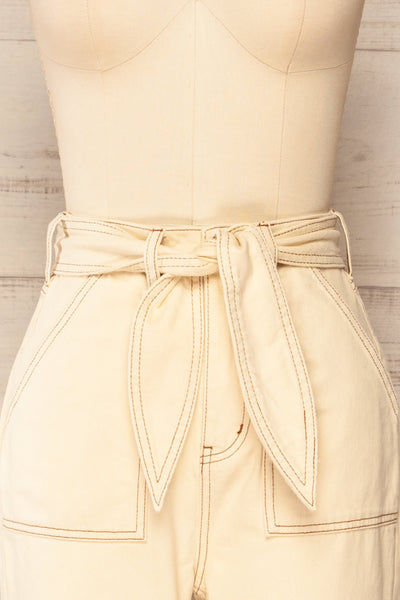 Mostoles High-Waisted Beige Denim Pants w/ Belt | La petite garçonne belt close-up