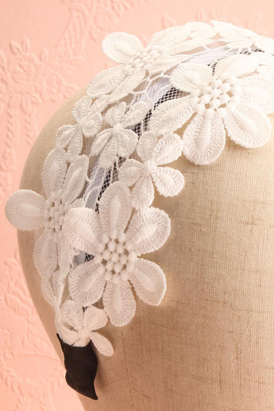 Naemi Blanc White Floral Lace Headband on mannequin close-up | Boutique 1861