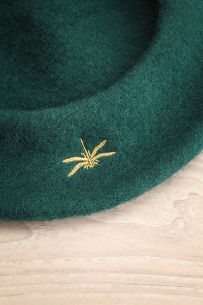 Nienor Pine Woollen Beret | Beret Vert | La Petite Garçonne insect detail