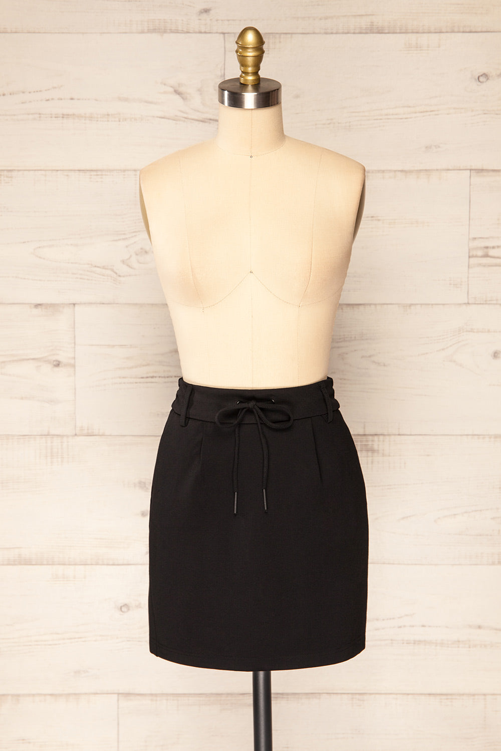 Olkusz Black High-Waisted Short Skirt | La petite garçonne front view