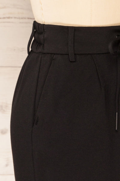 Olkusz Black High-Waisted Short Skirt | La petite garçonne side close-up