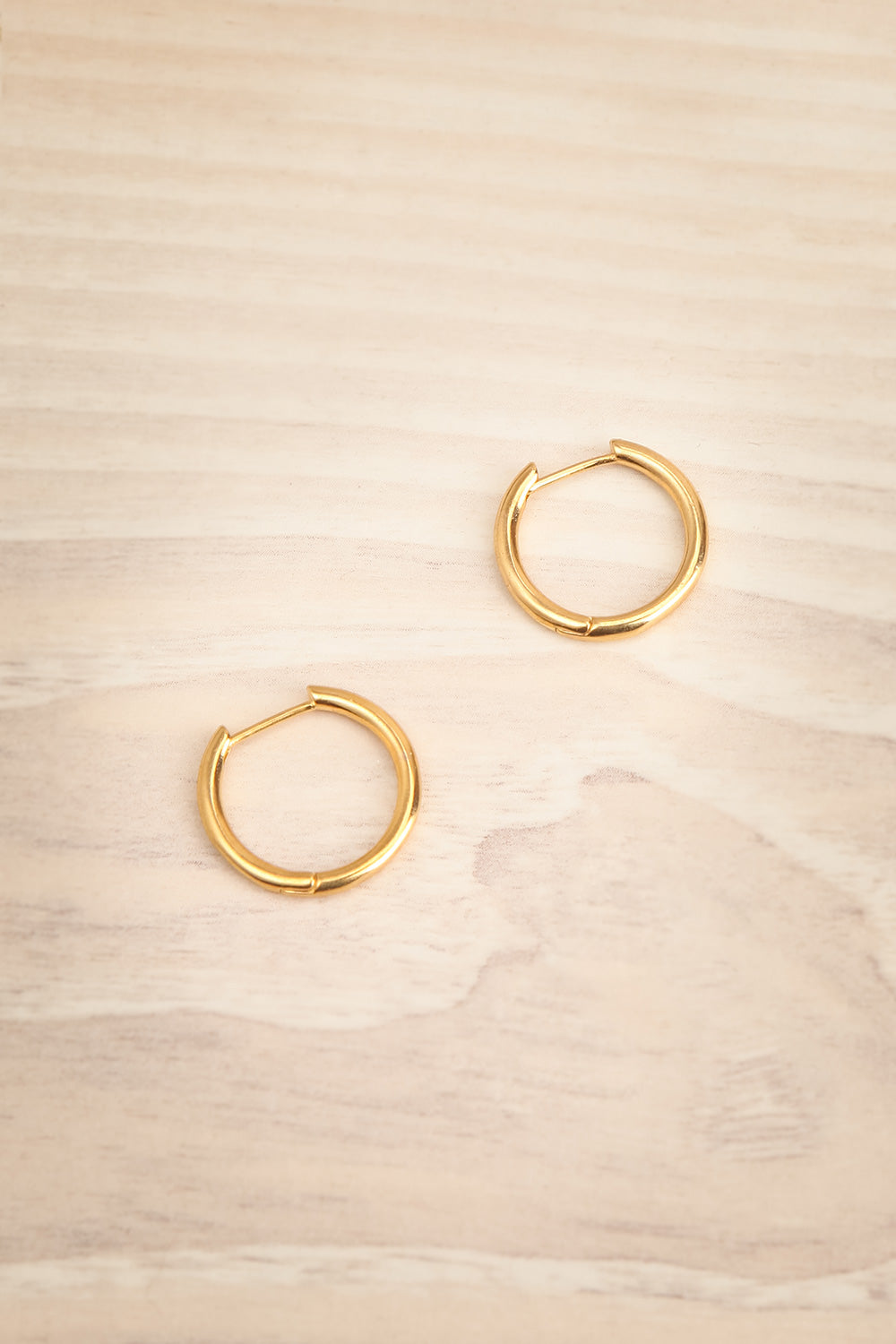 Ositaut Small Minimalist 14k Gold Dipped Hoop Earrings | La petite gar…