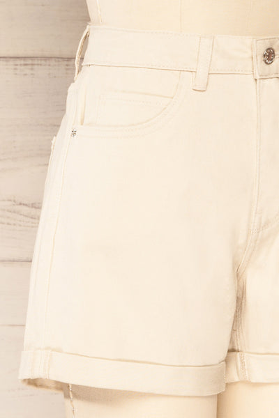 Park Beige High-Waisted Denim Shorts | La petite garçonne side close-up