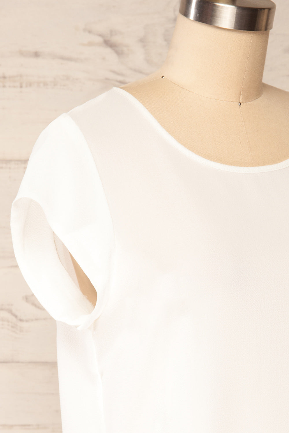 Perth White Crepe Short Sleeve Blouse | La petite garçonne side close up