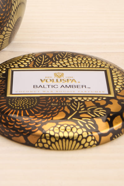 Petite Tin Candle Baltic Amber | La petite garçonne lid close-up