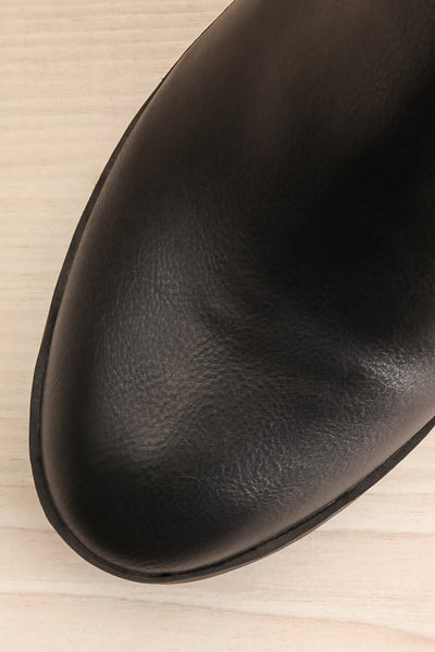 Phalaborwa Black Matte Heeled Chelsea Boots | La petite garçonne flat close-up
