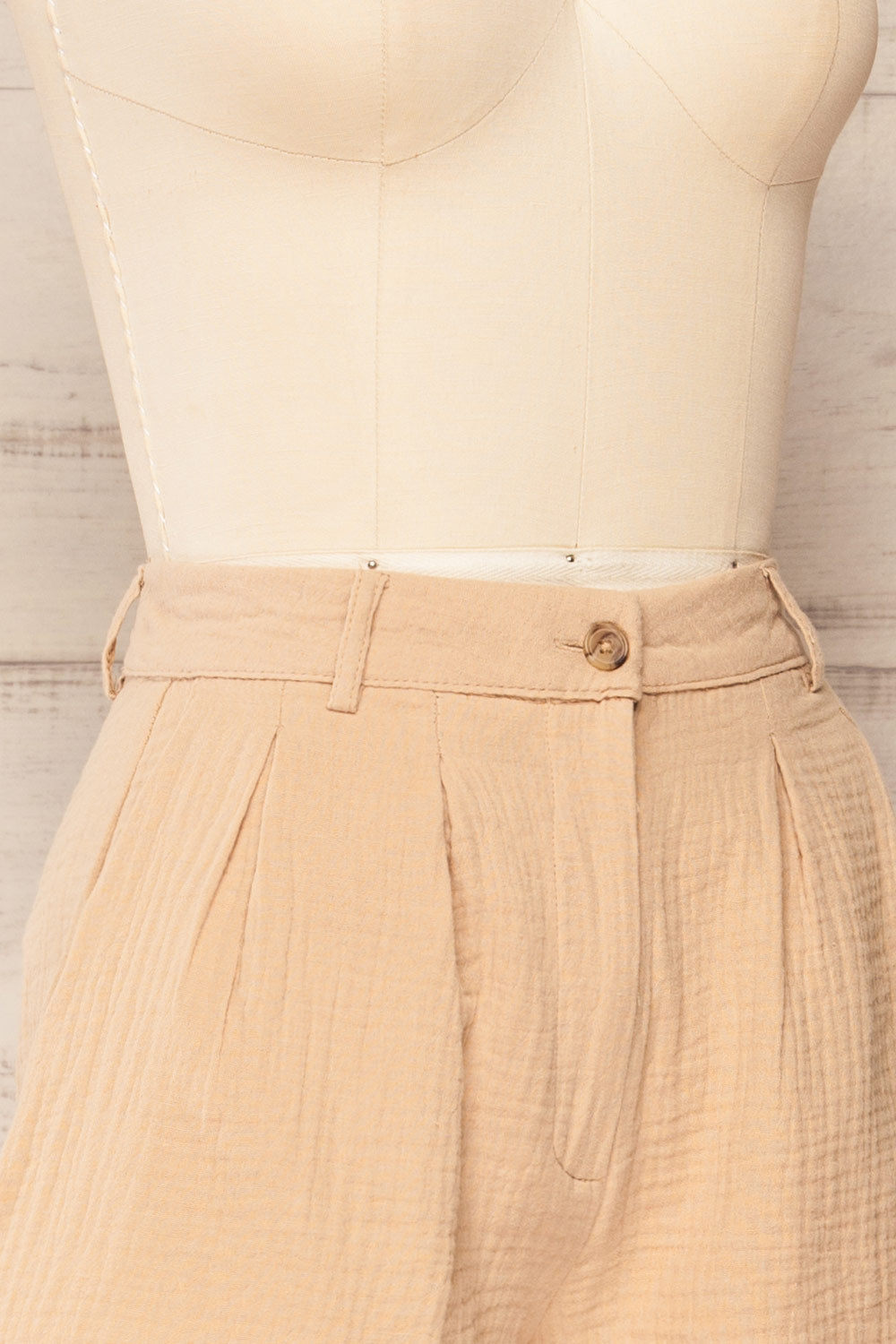 Piaski Beige Pleated Shorts | La petite garçonne side close-up