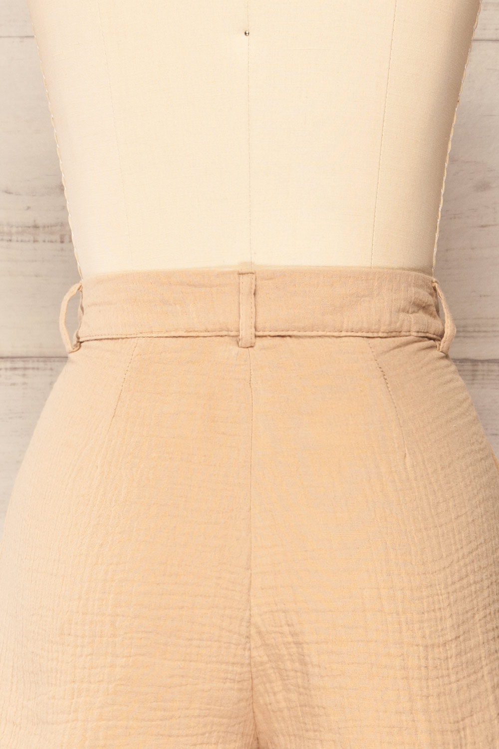 Piaski Beige Pleated Shorts | La petite garçonne back close-up