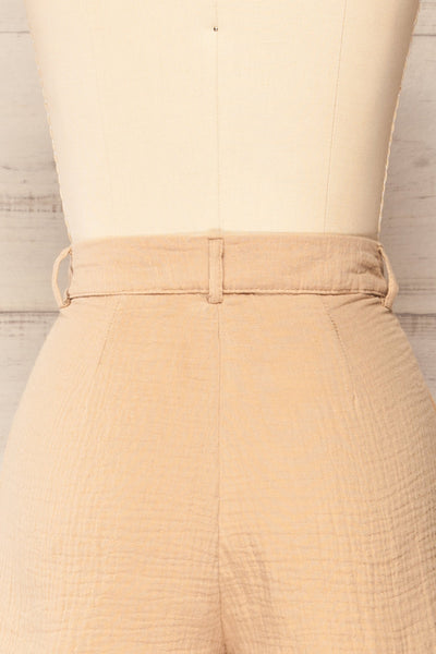Piaski Beige Pleated Shorts | La petite garçonne back close-up