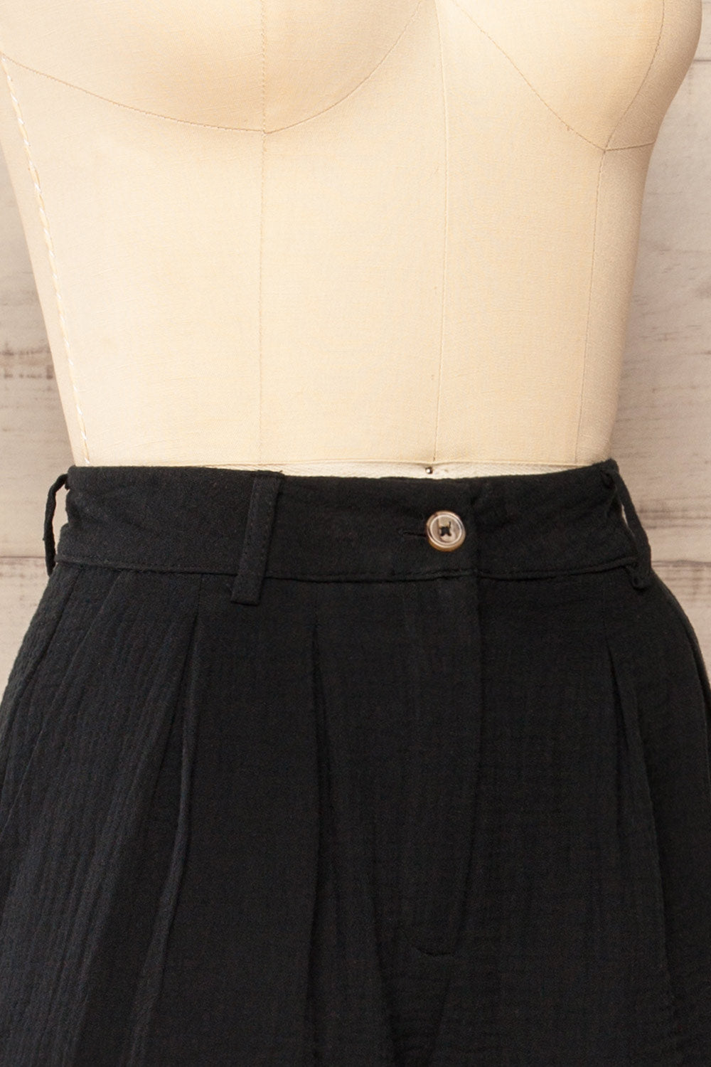 Piaski Black Pleated Shorts | La petite garçonne side close-up