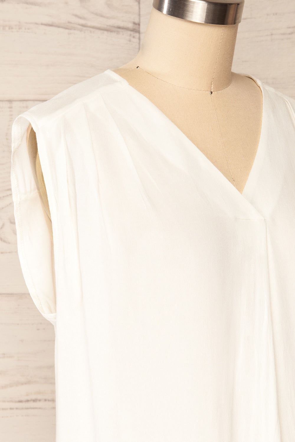 Plonsk White Sleeveless V-Neck Blouse | La petite garçonne side close up