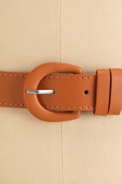 Premier Cercle Caramel Faux-Leather Belt | La petite garçonne close-up
