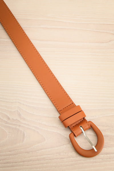 Premier Cercle Caramel Faux-Leather Belt | La petite garçonne flat view