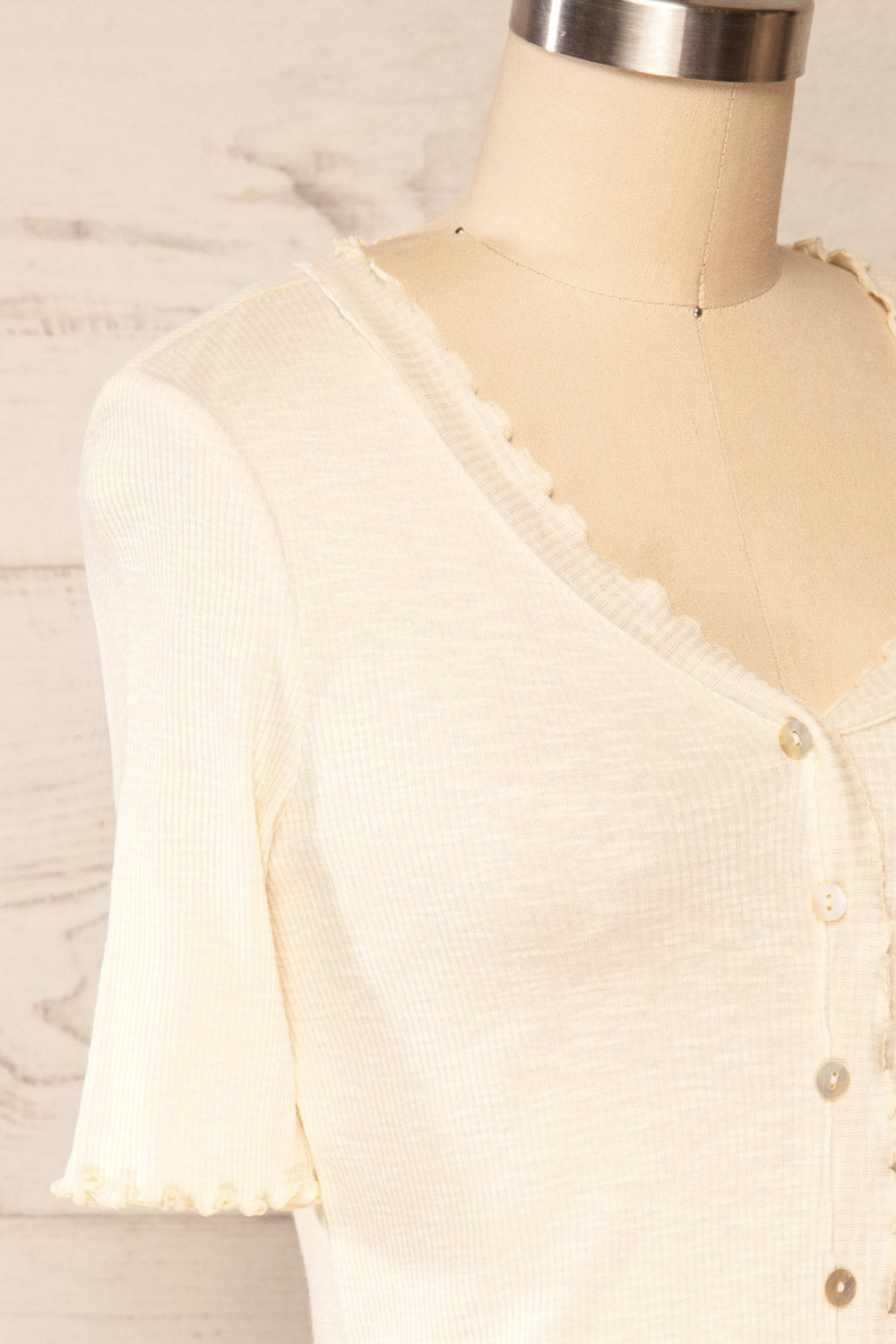 Pronoia Beige Ribbed Crop Top w/ Short Sleeves | La petite garçonne side close up