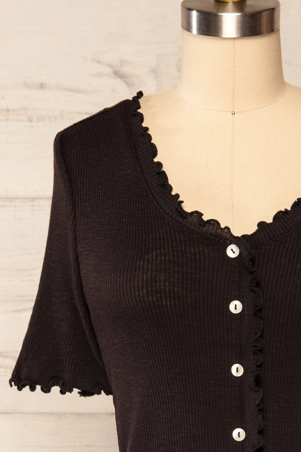 Pronoia Black Ribbed Crop Top w/ Short Sleeves | La petite garçonne front close up