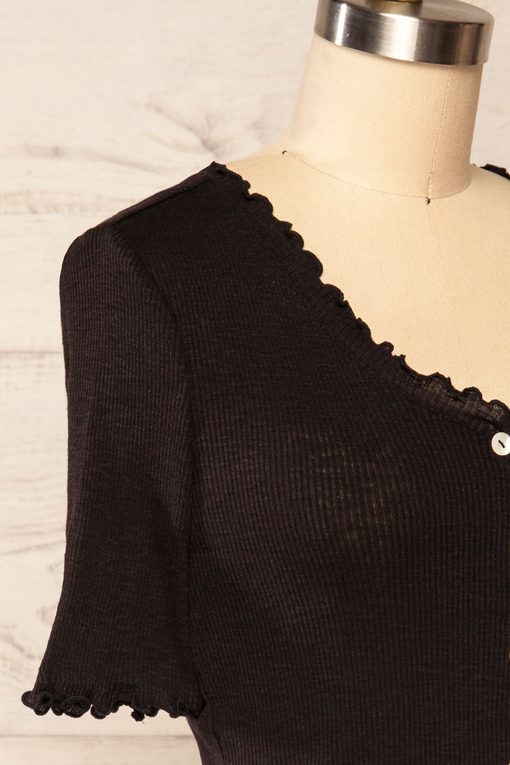 Pronoia Black Ribbed Crop Top w/ Short Sleeves | La petite garçonne side close up