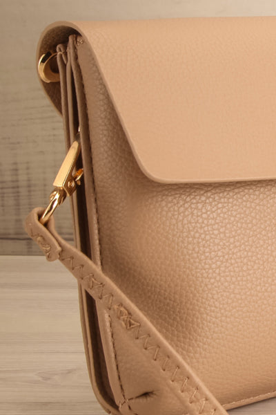 Puppis Taupe Textured Faux-Leather Handbag | La petite garçonne side close-up