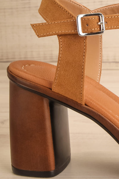 Quanto Caramel Cross-Band Heeled Sandals | La petite garçonne side back close-up